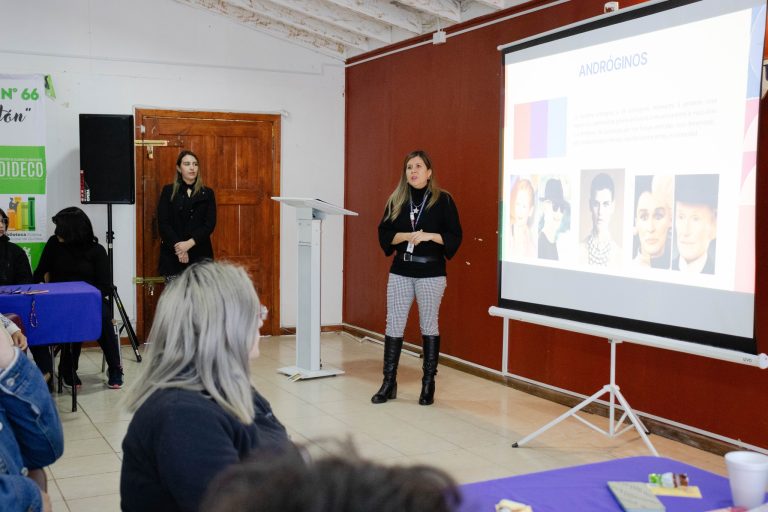 Conmemoramos el Día contra la Homofobia, Transfobia y Bifobia con un conversatorio organizado por nuestra Oficina de la Mujer y el programa Mujer y Equidad de Género.