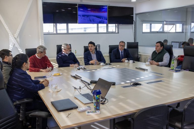 Alcalde Felipe Catalán visita Santiago y Las Condes para fortalecer la seguridad en Quillón