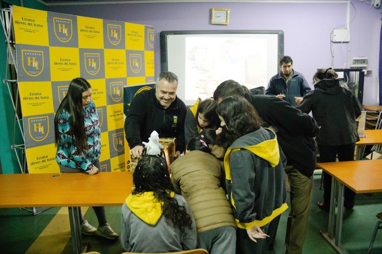 Niños y niñas de la Escuela Héroes del Itata aprendieron sobre el mundo de las abejas
