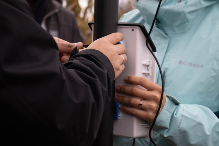 Más de 60 agricultores de quillón ya se benefician con tecnología climática de punta para cultivo de cereza