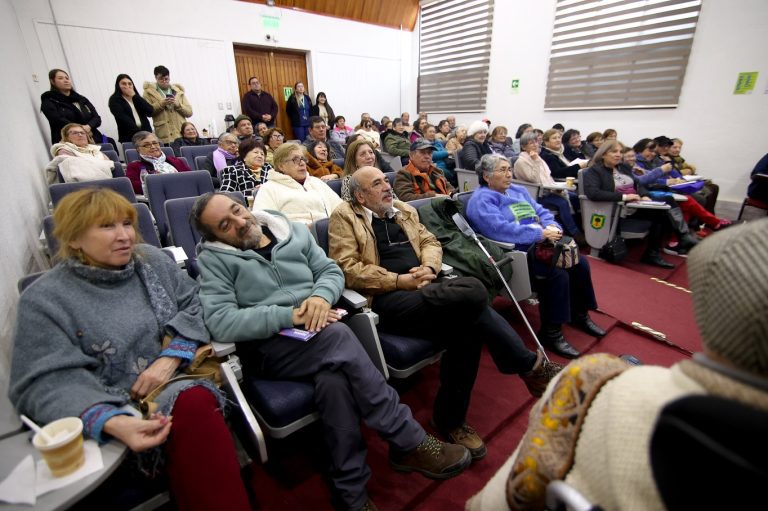 Adultos mayores de Quillón se informan sobre reforma previsional y beneficios del Estado