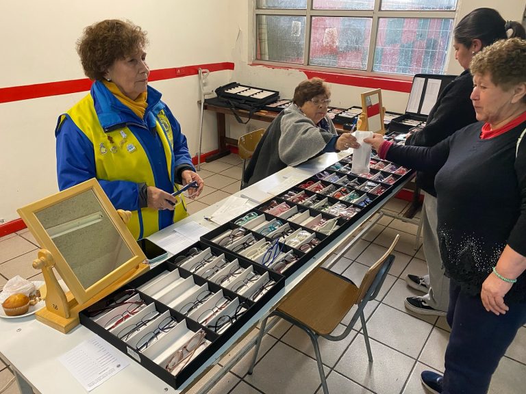 Operativo oftalmológico atendió a 100 vecinos de Quillón