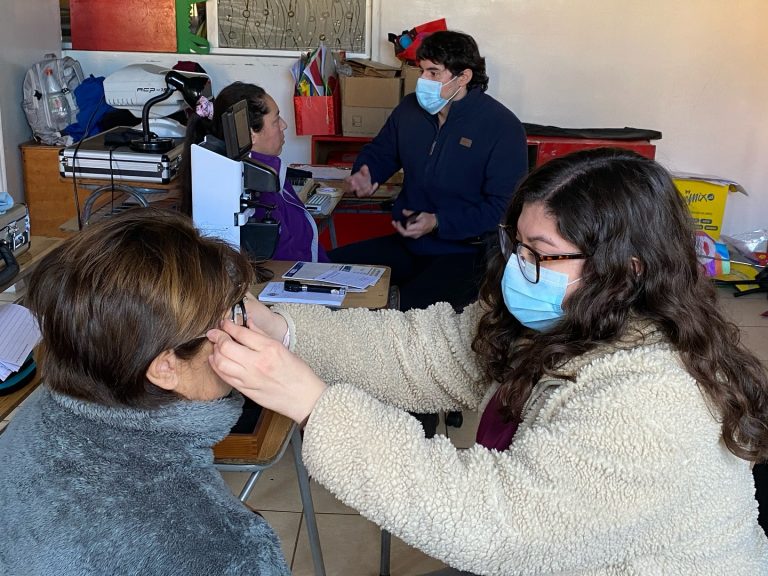 Operativo oftalmológico atendió a 100 vecinos de Quillón