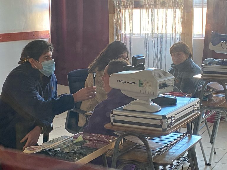 Operativo oftalmológico atendió a 100 vecinos de Quillón