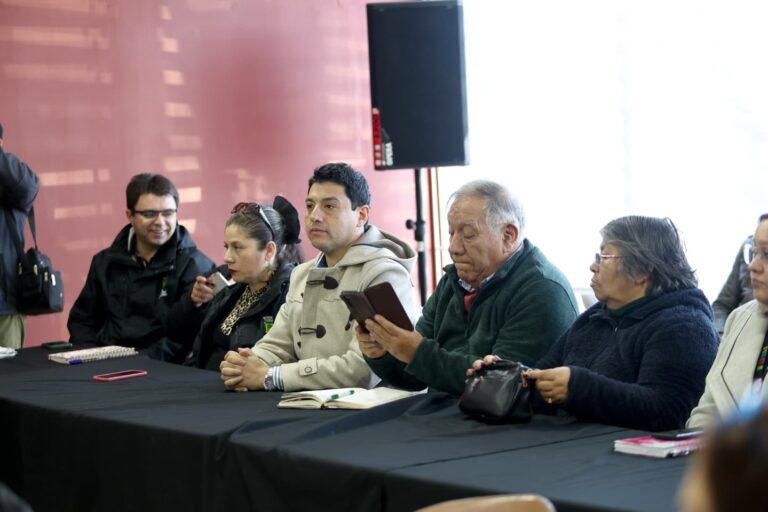 Realizamos la Primera Mesa Comunal de la Unidad de Personas Mayores en el salón multiuso de la Biblioteca Municipal de Quillón.
