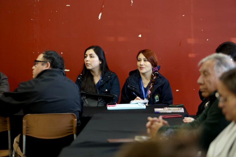Realizamos la Primera Mesa Comunal de la Unidad de Personas Mayores en el salón multiuso de la Biblioteca Municipal de Quillón.