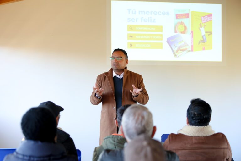 En la sede de Las Totoras, a un costado del Centro Náutico, realizamos una charla motivacional junto al conferencista Joaquín Pincheira, dirigida a usuarios del programa Prodesal.
