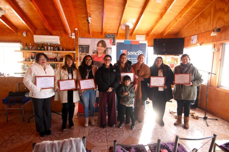 Con mucha alegría, cerca de veinte mujeres de Quillón recibieron sus diplomas tras finalizar el curso “SENCE Brecha Digital Cero