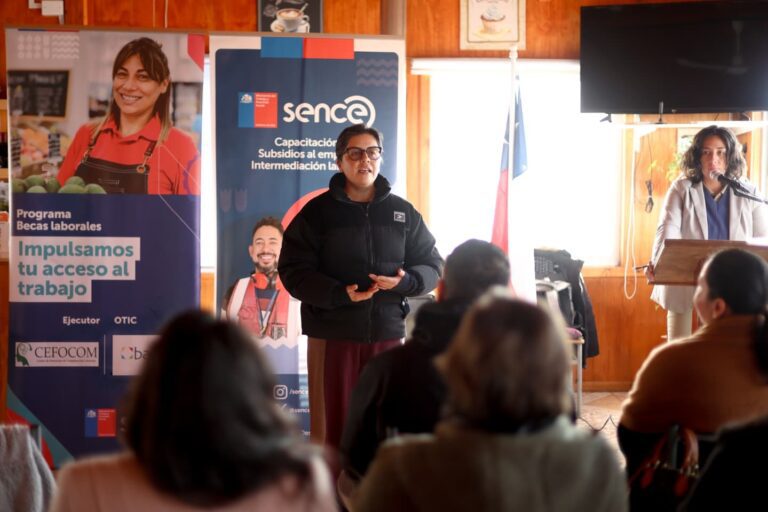 Con mucha alegría, cerca de veinte mujeres de Quillón recibieron sus diplomas tras finalizar el curso “SENCE Brecha Digital Cero