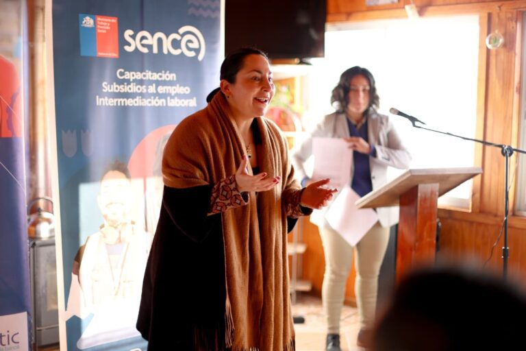 Con mucha alegría, cerca de veinte mujeres de Quillón recibieron sus diplomas tras finalizar el curso “SENCE Brecha Digital Cero