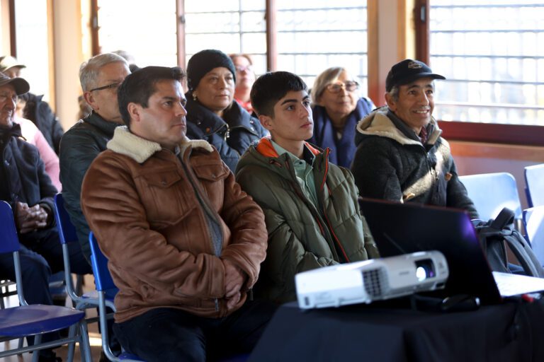 En la sede de Las Totoras, a un costado del Centro Náutico, realizamos una charla motivacional junto al conferencista Joaquín Pincheira, dirigida a usuarios del programa Prodesal.