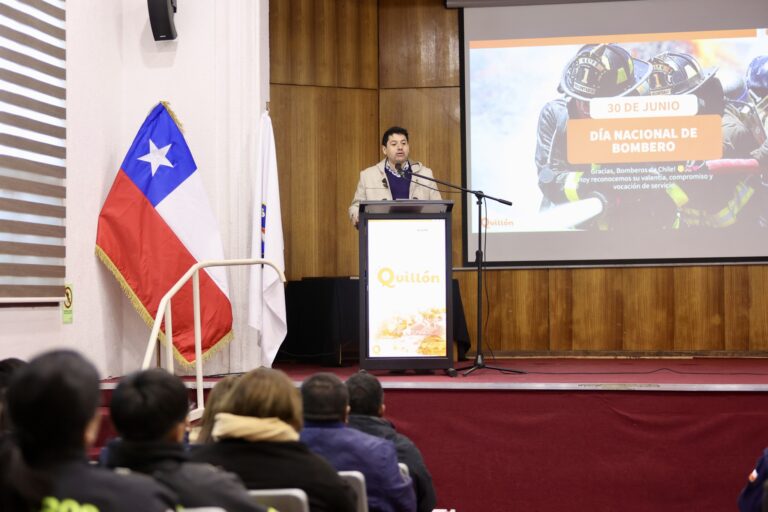 Conmemoramos con orgullo el Día Nacional del Bombero en Quillón, en una emotiva ceremonia realizada en el salón Diego Portales.