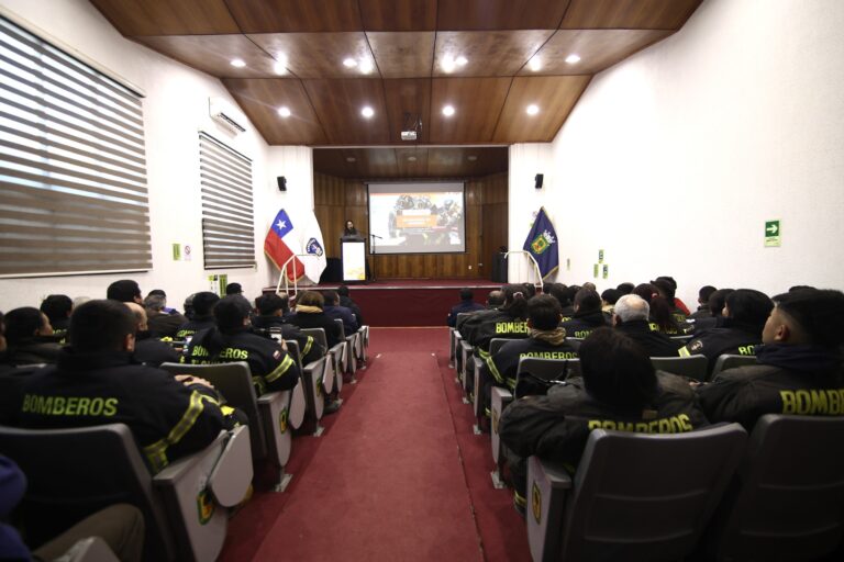 Conmemoramos con orgullo el Día Nacional del Bombero en Quillón, en una emotiva ceremonia realizada en el salón Diego Portales.