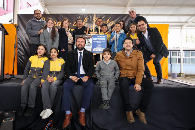 En la escuela Héroes del Itata, vivimos un momento emocionante al concretar la firma del traspaso de fondos para la implantación de la sala de computación