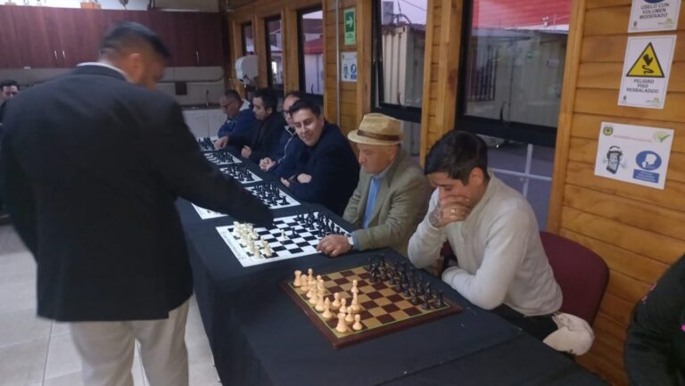 Este viernes disfrutamos una simultánea de ajedrez en la Sala Casino
