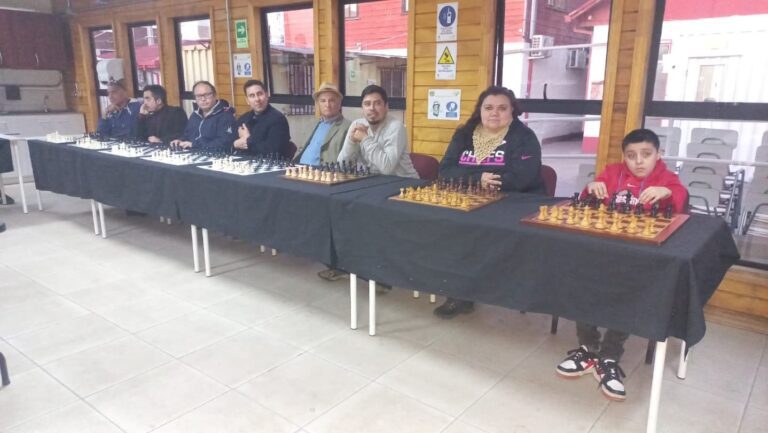Este viernes disfrutamos una simultánea de ajedrez en la Sala Casino
