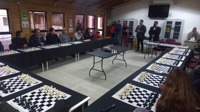 Este viernes disfrutamos una simultánea de ajedrez en la Sala Casino