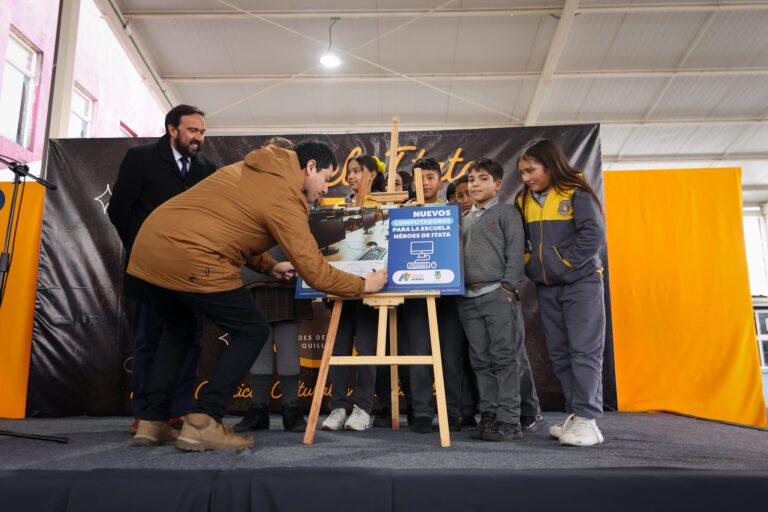 En la escuela Héroes del Itata, vivimos un momento emocionante al concretar la firma del traspaso de fondos para la implantación de la sala de computación