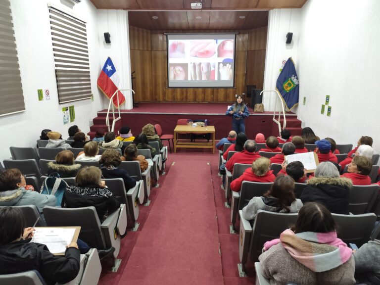 CHARLA PODOLÓGICA BENEFICIA A MÁS DE 100 PERSONAS MAYORES EN QUILLÓN