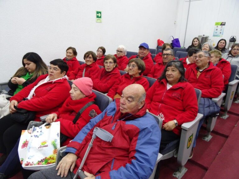 CHARLA PODOLÓGICA BENEFICIA A MÁS DE 100 PERSONAS MAYORES EN QUILLÓN