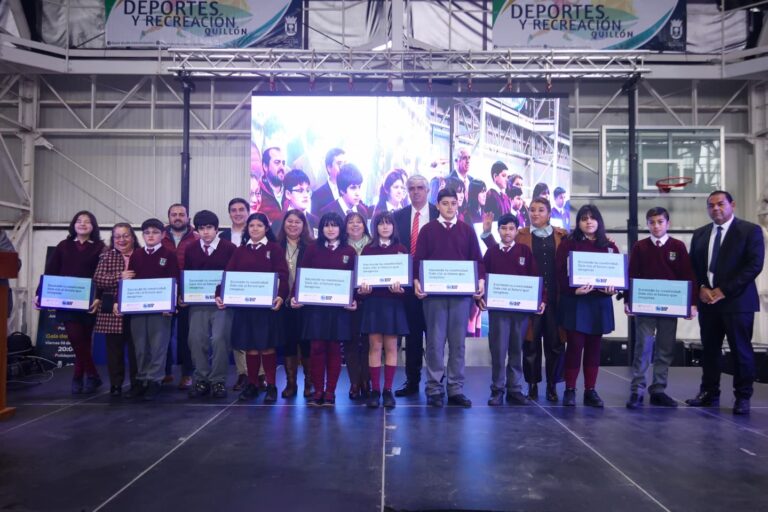 159 ESTUDIANTES DE QUILLÓN RECIBEN COMPUTADORES PARA IMPULSAR SU EDUCACIÓN