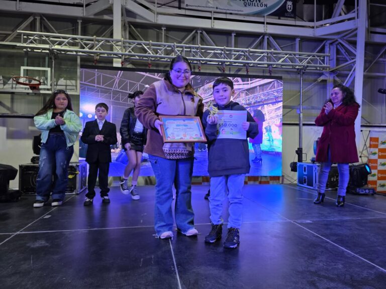 Fotografías de lo que fue la gran final del Karaoke Kids, organizado por AMUQ