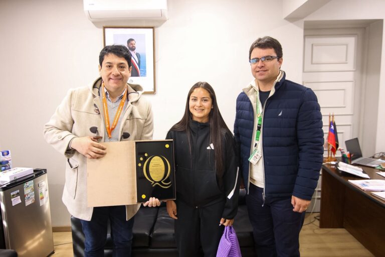 El alcalde de la comuna, Felipe Catalán Venegas, recibió hoy a Fernanda Sepúlveda, destacada deportista y medallista de plata en los Juegos Panamericanos Junior Canotaje K2 500metros