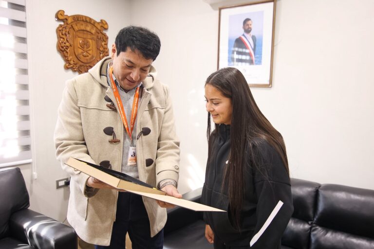 El alcalde de la comuna, Felipe Catalán Venegas, recibió hoy a Fernanda Sepúlveda, destacada deportista y medallista de plata en los Juegos Panamericanos Junior Canotaje K2 500metros