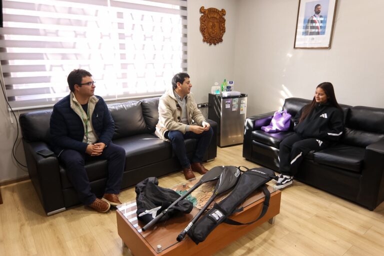 El alcalde de la comuna, Felipe Catalán Venegas, recibió hoy a Fernanda Sepúlveda, destacada deportista y medallista de plata en los Juegos Panamericanos Junior Canotaje K2 500metros