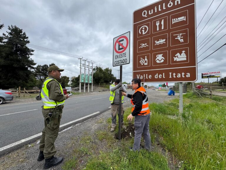 Se prohibe estacionar en la curva del desagüe por ser una zona de alto riesgo de accidentes