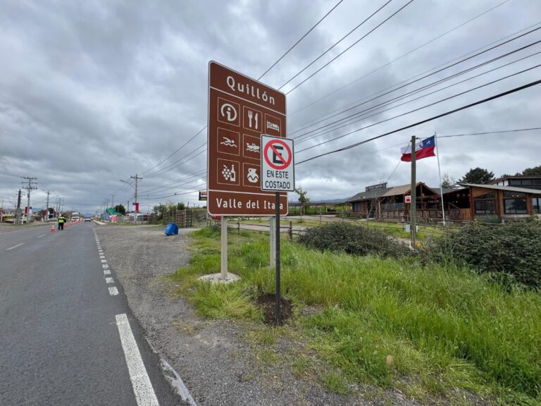 Se prohibe estacionar en la curva del desagüe por ser una zona de alto riesgo de accidentes