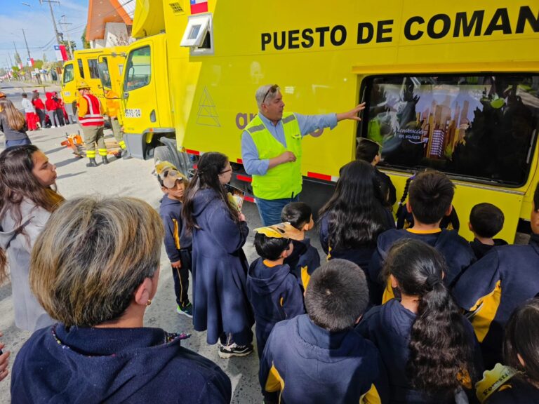 Expo héroes en acción: conociendo la emergencia en Quillón