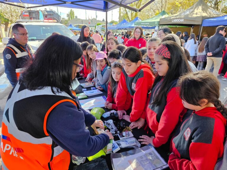 Expo héroes en acción: conociendo la emergencia en Quillón