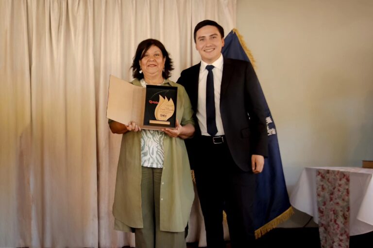 PROFESORES DE QUILLÓN CELEBRAN SU DÍA CON EMOTIVO ACTO DE RECONOCIMIENTO