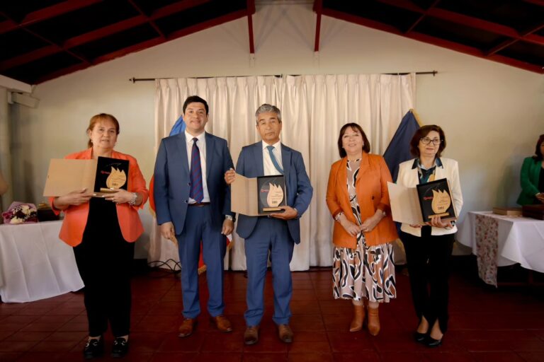 PROFESORES DE QUILLÓN CELEBRAN SU DÍA CON EMOTIVO ACTO DE RECONOCIMIENTO