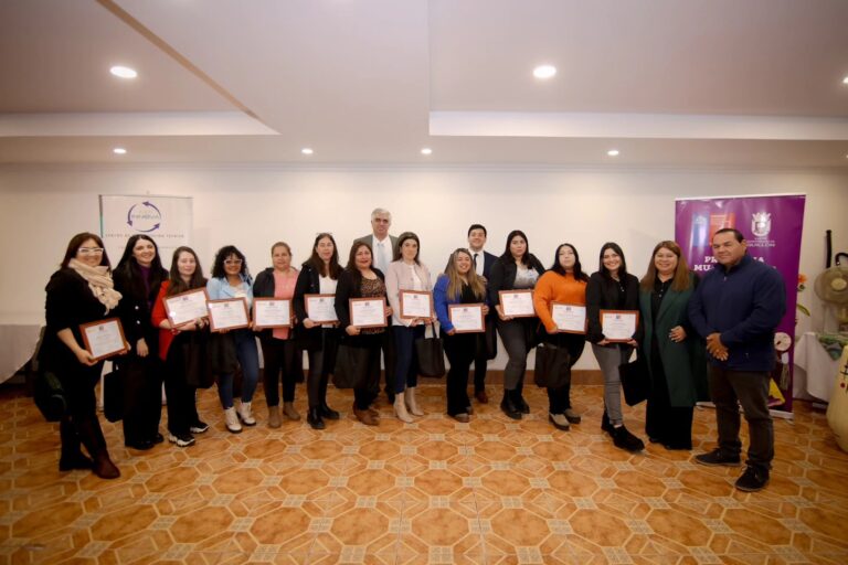 MUJERES DE QUILLÓN SON CERTIFICADAS EN PROGRAMA “MUJER TRABAJADORA Y JEFA DE HOGAR”