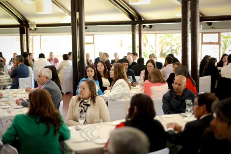 PROFESORES DE QUILLÓN CELEBRAN SU DÍA CON EMOTIVO ACTO DE RECONOCIMIENTO