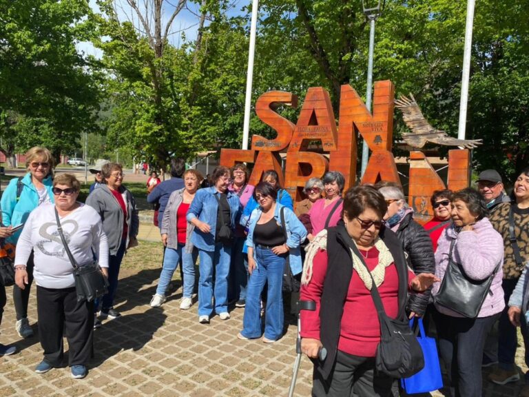 Personas mayores de Quillón disfrutan experiencia de turismo social en san Fabián de Alico
