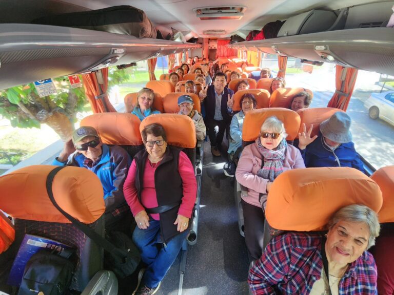 Personas mayores de Quillón disfrutan experiencia de turismo social en san Fabián de Alico