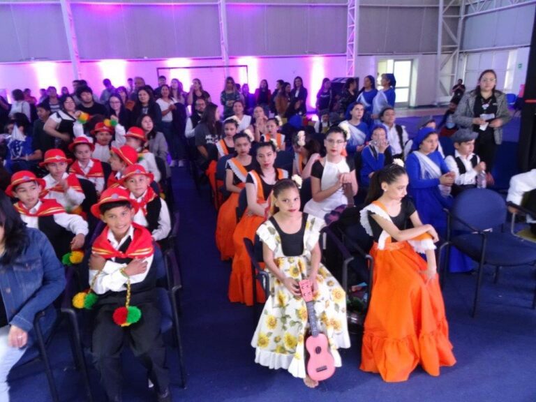 GALA FOLCLÓRICA DE ESTABLECIMIENTOS MUNICIPALES DE QUILLÓN FUE OVACIONADA POR CIENTOS DE ASISTENTES