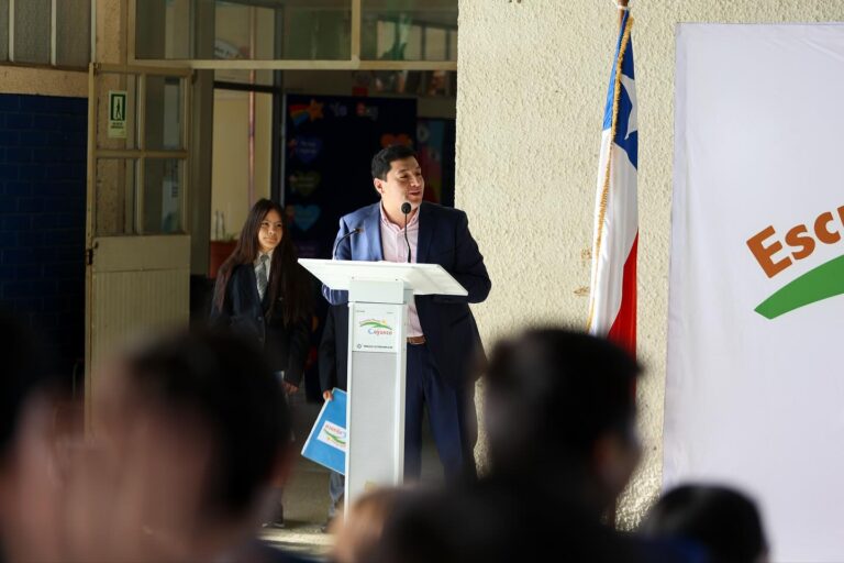 NUEVA SEMANA ESCOLAR BAJO EL NUEVO PATIO TECHADO EN COYANCO