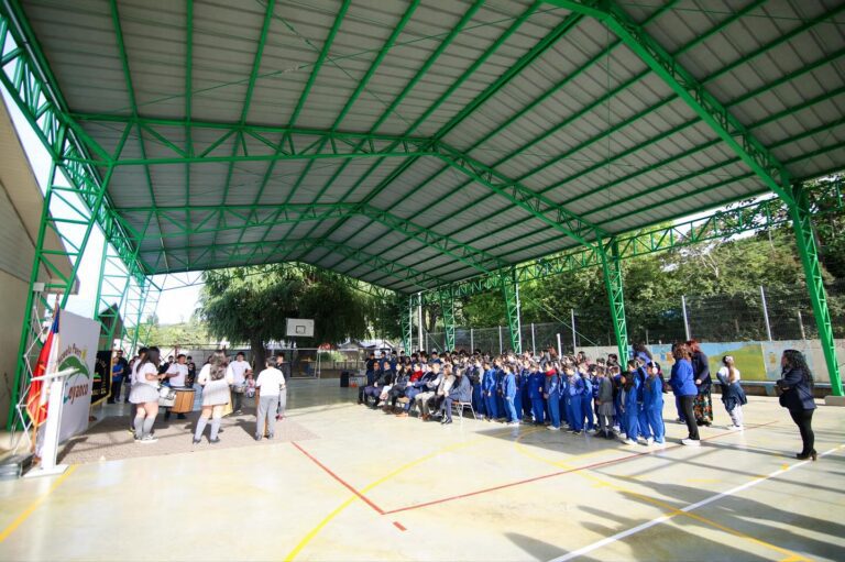NUEVA SEMANA ESCOLAR BAJO EL NUEVO PATIO TECHADO EN COYANCO