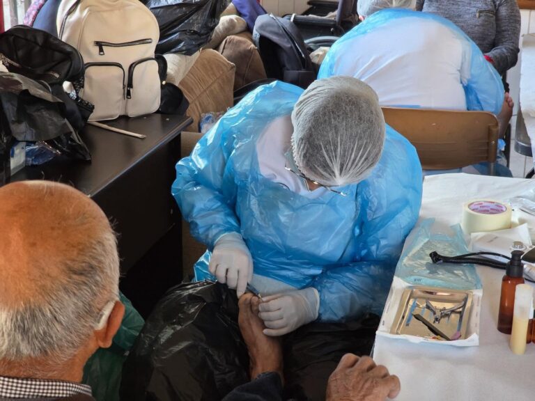 Operativo podológico entregó atención gratuita a 75 personas mayores de Quillón