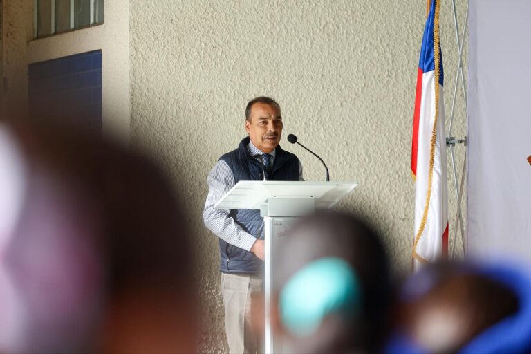 NUEVA SEMANA ESCOLAR BAJO EL NUEVO PATIO TECHADO EN COYANCO