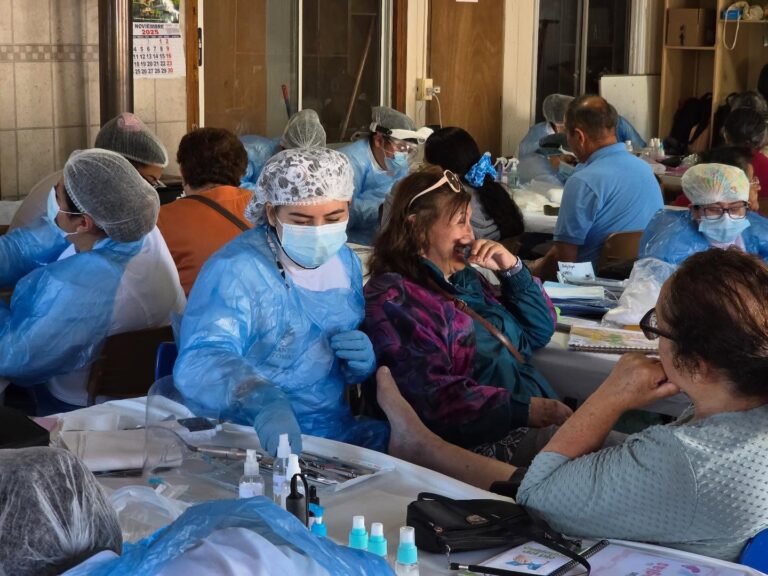 Operativo podológico entregó atención gratuita a 75 personas mayores de Quillón