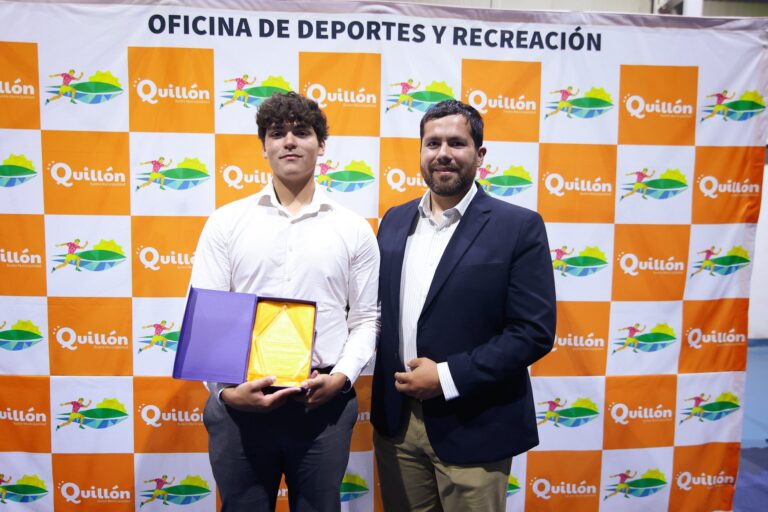 El alcalde Felipe Catalán Venegas encabezó esta tarde una emotiva ceremonia en el Polideportivo Municipal