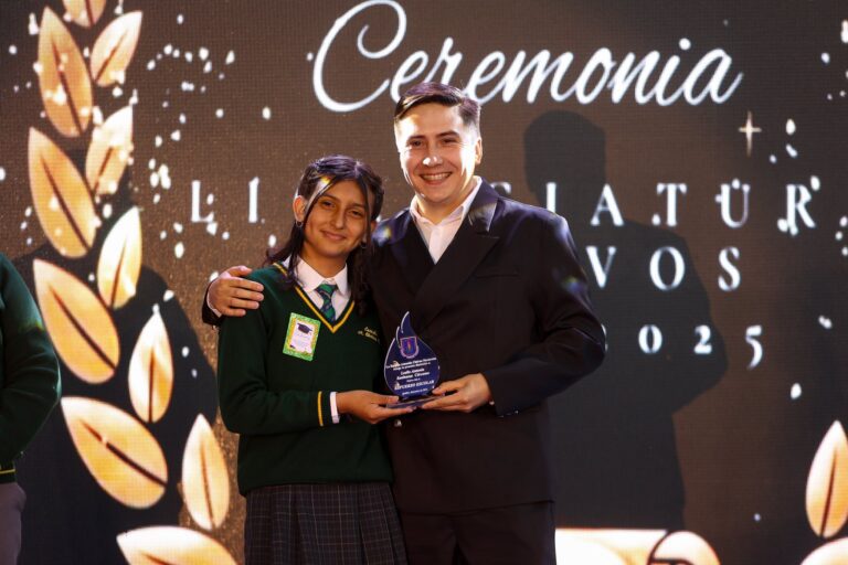 ESCUELA AMANDA CHÁVEZ NAVARRETE REALIZAMOS LICENCIATURA DE ESTUDIANTES DE 8° BÁSICO