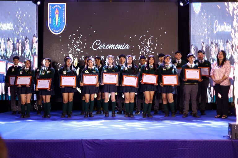 ESCUELA AMANDA CHÁVEZ NAVARRETE REALIZAMOS LICENCIATURA DE ESTUDIANTES DE 8° BÁSICO