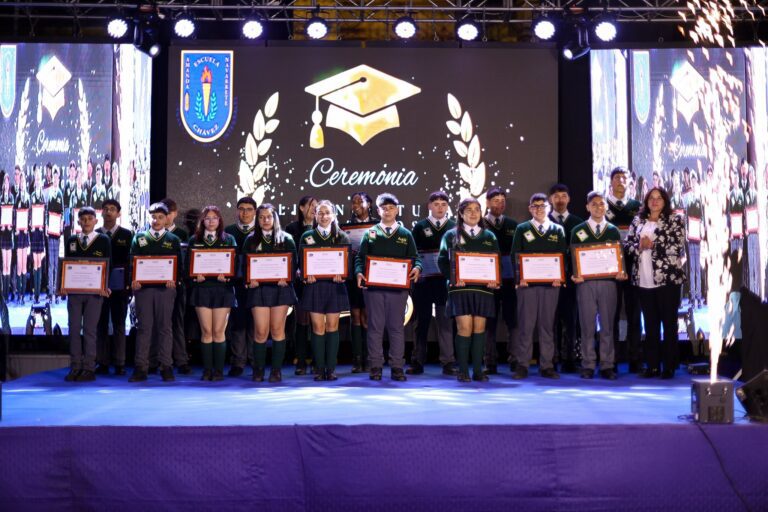 ESCUELA AMANDA CHÁVEZ NAVARRETE REALIZAMOS LICENCIATURA DE ESTUDIANTES DE 8° BÁSICO