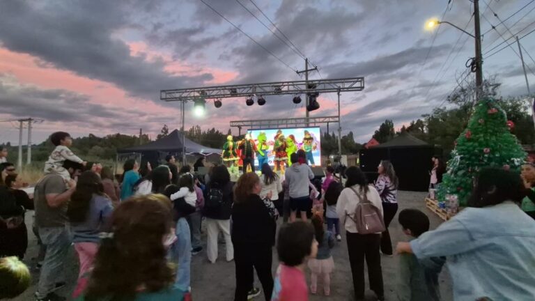 EXITOSA FERIA NAVIDEÑA Y MUESTRA DE EMPRENDIMIENTOS LOCALES EN CHILLANCITO